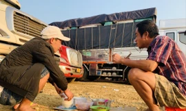 Cảnh sinh hoạt tạm bợ của lái xe đường dài tại bãi xe ở cửa khẩu Lạng Sơn 