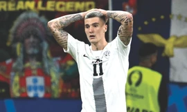 Ánh mắt bàng hoàng của cầu thủ Slovenia sau khi đá hỏng luân lưu ở trận gặp Bồ Đào Nha Ảnh: Getty Images 