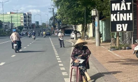 Người bán vé số dạo tràn xuống đường trước giờ xổ số với hy vọng bán hết vé số