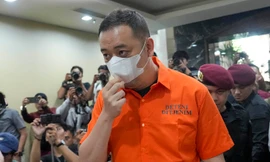 Lâm Cường bị đưa ra trước cuộc họp báo ở Indonesia