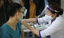 Bộ Y tế đề nghị lập các Tổ công tác đặc biệt thúc đẩy tiêm vắc xin Ảnh: Hà Minh 