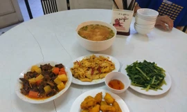 Bữa ăn với những món lèo tèo dành cho 8 vận động viên ảnh: P.V