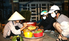 trời chưa sáng, gánh bánh mì của cụ Nguyễn Thị Ngang đã có khách chờ 