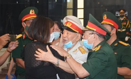 Chị Foteini Sarantidis (tên Tiếng Việt là Nguyễn Bạch Tuyết – con gái ông Lập) xúc động ôm chầm lấy ông Minh, chị nhiều lần trở về Đà Nẵng cùng bố để thăm lại những đồng đội cũ Ảnh: Giang Thanh 