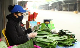 Nhiều gia đình làm bánh phu thê ở phường Đình Bảng thấp thỏm chờ Tết