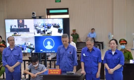 Bị cáo Chu Thị Ngọc Ngà (ngoài cùng bên phải) tại toà 