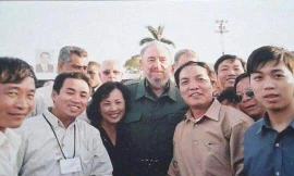 Ông Lê Duy Truyền (thứ nhất từ trái sang) cùng các nhà báo Việt Nam chụp ảnh với lãnh tụ Cuba Fidel Castro vào tháng 10/2002, nhân chuyến thăm Cuba của Thủ tướng Phan Văn Khải Ảnh: NVCC 