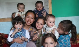 Nguyễn Thị Thanh Tâm (SN 1996, ở TPHCM) chụp ảnh cùng những đứa trẻ ở Afghanistan trong một chuyến du lịch 