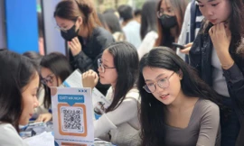 Thí sinh tìm hiểu thông tin tuyển sinh năm 2024 để xét tuyển Ảnh: Trọng Quân 