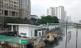 Cống ngăn triều Bến Nghé hiện đạt 97% khối lượng và tạm dừng thi công gần 3 năm qua Ảnh: H.H 