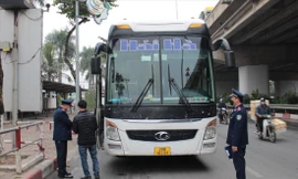 TTGT dừng kiểm tra xe khách 29B-18281 tại nút Pháp Vân sáng 10/1 