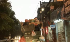 Xe chở rác gây ô nhiễm trên phố Xuân Đỉnh quận Bắc Từ Liêm Ảnh: Tuấn Minh 