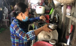 Bữa cơm “thời bão giá” nhà bà Tùng (ở phường Bình Hưng Hoà B, quận Tân Bình, TPHCM) gồm 5 con cá và nồi canh suông dành cho 4 người ăn cả ngày ảnh: U.P 