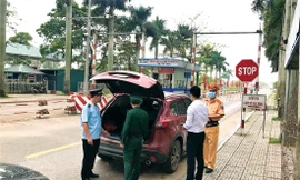 Cán bộ trạm KSLH Km15 kiểm tra phương tiện 