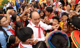 Chủ tịch nước Nguyễn Xuân Phúc với thiếu nhi tiêu biểu các dân tộc toàn quốc Ảnh: Như Ý 