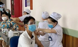 Đẩy nhanh tiêm vắc-xin cho người dân