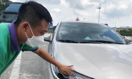 Không thể ép người dân phải dán thẻ ETC nếu họ không đi vào cao tốc Ảnh: Anh Trọng 