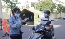  Cô giáo Lê Thị Thu Thảo kiểm tra giấy tờ người đi đường tại chốt kiểm soát trên địa bàn phường An Hải Đông