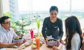 Du khách thưởng thức ẩm thực tại khách sạn Grand TPHCM Ảnh: Trọng Thịnh 