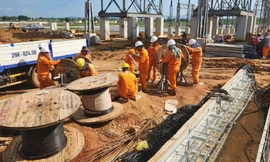 Công nhân thi công tại Trạm biến áp 500kV tại xã Thiệu Tiến và Thiệu Phúc, huyện Thiệu Hoá Ảnh chụp ngày 4/6