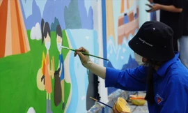 Qua bàn tay của các sinh viên kiến trúc, những mảng tường cũ kĩ dọc con đường Lạc Long Quân được khoác những tấm áo mới đẹp đẽ Ảnh: Giang Thanh 