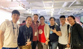 CEO Nguyễn Thành Trung (đứng giữa) cùng các cộng sự