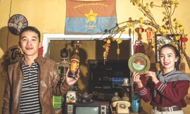 Chị em Ly – Trà với lá cờ làm điểm nhấn trong quán cà phê Mơ Ảnh: Văn Chương 