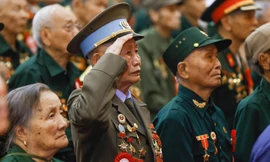 Cựu chiến binh Phạm Đức Cư (ở giữa) là pháo thủ thuộc Tiểu đoàn 394 - Trung đoàn pháo cao xạ 367 