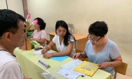 Phụ huynh làm hồ sơ trực tiếp tuyển sinh lớp 6 tại Hà Nội 