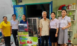 Lớp học không chỉ dạy miễn phí cho trò nghèo mà còn trao tặng xe nước mía, xe bán bánh mì, máy hấp tóc… cho những bà mẹ khó khăn làm ăn Ảnh: P.N