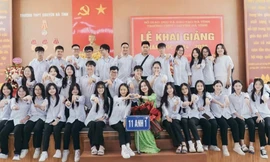 Cô trò lớp 11 Anh 1, Trường THPT Chuyên Hà Tĩnh