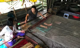 Chị em bà Cao Hồng Lệ (Tân Thành, Cà Mau) dệt chiếu