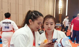 VĐV Jujitsu Nguyễn Minh Phương trao đổi số điện thoại với võ sỹ Philippines Ảnh: Thanh Hải 