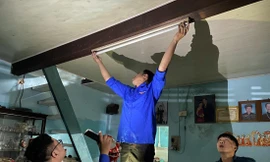 "Thợ điện áo xanh” thực hiện mô hình "Điện sáng cho người nghèo" trên địa bàn phường Tam Thuận, quận Thanh Khê, Đà Nẵng Ảnh: NVCC 