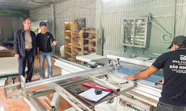Ông Phan Văn Ngọ thăm cơ sở sản xuất đồ nội thất gỗ công nghiệp của anh Lê Văn Phê Đô