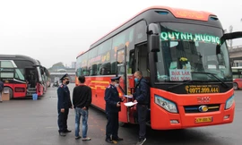 Thanh tra giao thông Hà Nội kiểm tra, xử lý xe khách lắp camera trên đường Hà Nội ảnh: Trọng đảng