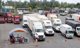 Cảnh các xe bị ùn ứ tại điểm tập kết, vận chuyển hàng hoá ở Bến xe Trung tâm TP.Cần Thơ Ảnh: Nhật Huy