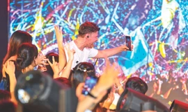 Nhóm nhạc biểu diễn tại một chương trình ở Việt Nam nhận được nhiều sự ủng hộ của người hâm mộ Việt