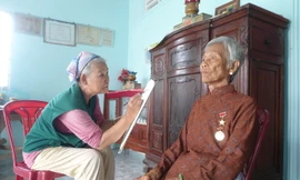 Họa sĩ Đặng Ái Việt vẽ mẹ Nguyễn Thị Kiểm tại huyện Cao Lãnh, tỉnh Đồng Tháp