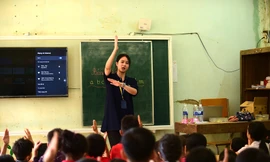 Tình nguyện viên Lê Khánh Linh (sinh viên trường Quốc tế) đứng lớp văn hóa hè tại xã Thượng Giáp Ảnh: Xuân Tùng 