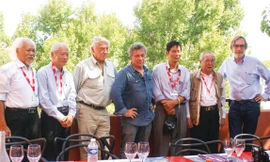 Các nhà nhiếp ảnh của “Hai chiến tuyến” gặp nhau. Từ trái sang Hứa Kiểm, Đoàn Công Tính, Don McCullin, Patrick Chauvel, Chu Chí Thành, Mai Nam, và Jean Francois Leroy Ảnh: Đào Thanh Huyền