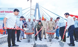 Thủ tướng thực hiện nghi thức hợp long cầu Mỹ Thuận 2 vào tháng 10/2023 (cầu khánh thành tháng 12/2023) Ảnh: VGP