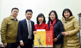 Mỗi dịp Tết đến Xuân về, Công đoàn Giáo dục Hà Nội và Sở GD&ĐT Hà Nội tổ chức thăm hỏi, tặng quà giáo viên có hoàn cảnh khó khăn Ảnh: NAM DU 