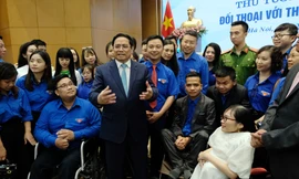 Thủ tướng Phạm Minh Chính trao đổi với thanh niên bên lề buổi đối thoại, ngày 22/3 Ảnh: Hoàng Mạnh Thắng