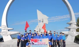 Huyện Đoàn Cam Lâm tổ chức hành trình về địa chỉ đỏ “Khu tưởng niệm chiến sĩ Gạc Ma” 