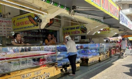  Loạt tiệm vàng ở phố vàng bạc quận 5 thưa vắng khách ảnh: U.P 