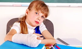 Trường học đền tiền vì học sinh... kẹt tay