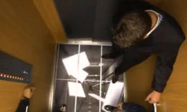 Thót tim vì bị lừa cầu thang máy sập