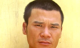 Không đội mũ bảo hiểm, rút súng bắn cảnh sát