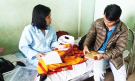 Luật sư Tiết nằm tại bệnh viện điều trị.